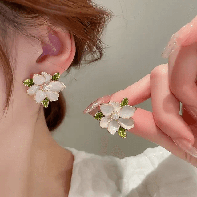 White Flower Pearl Drop Earrings - Berry Pop Co