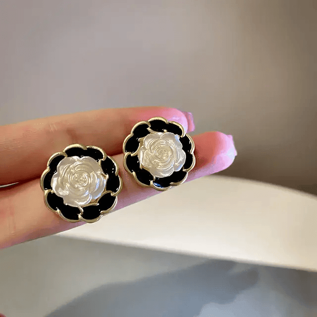 Black White Flower Stud Earrings - Berry Pop Co