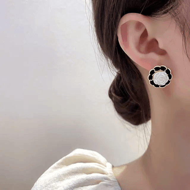 Black White Flower Stud Earrings - Berry Pop Co