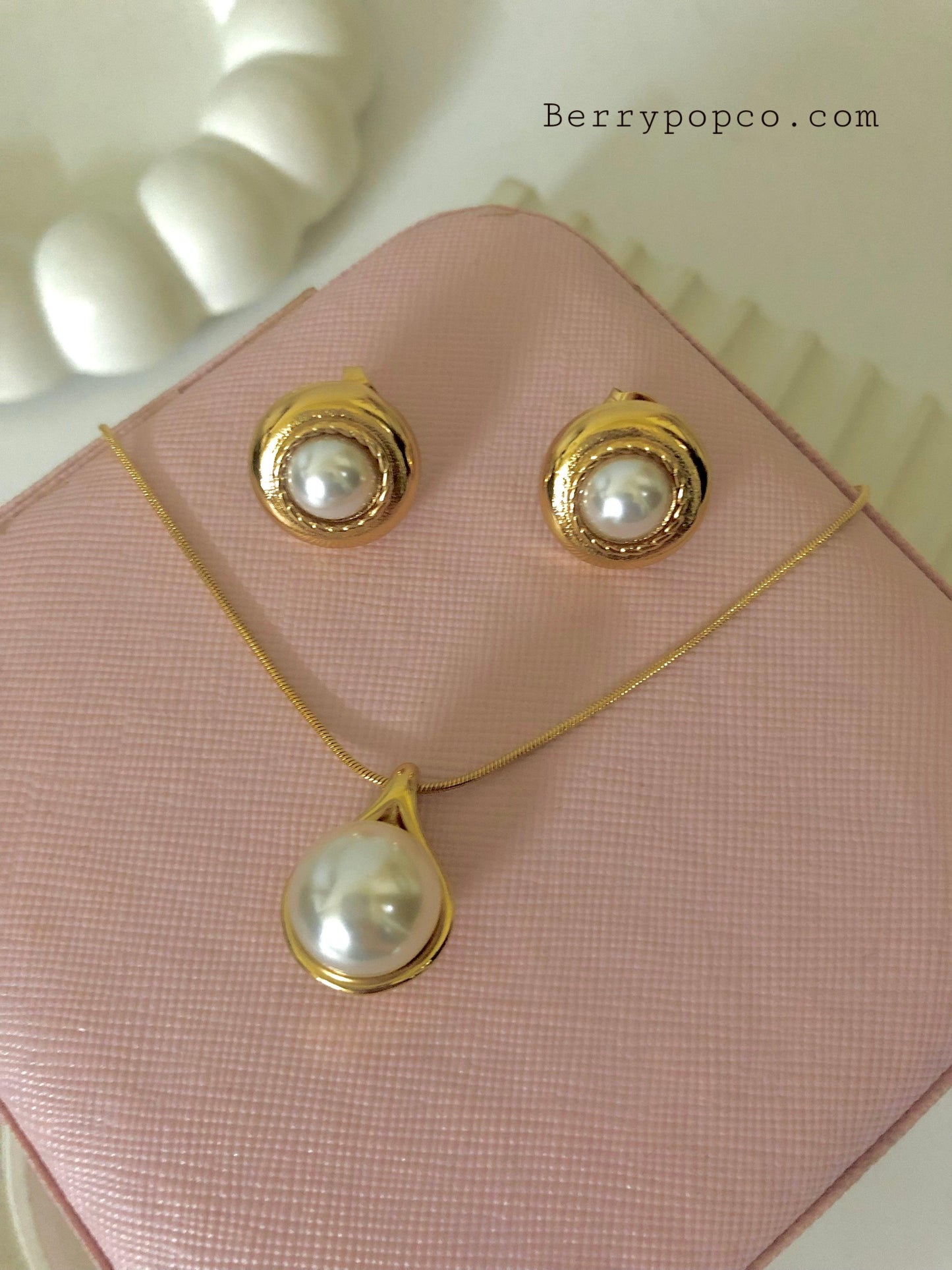 Pearl Pendant and Earrings Set - Berry Pop Co