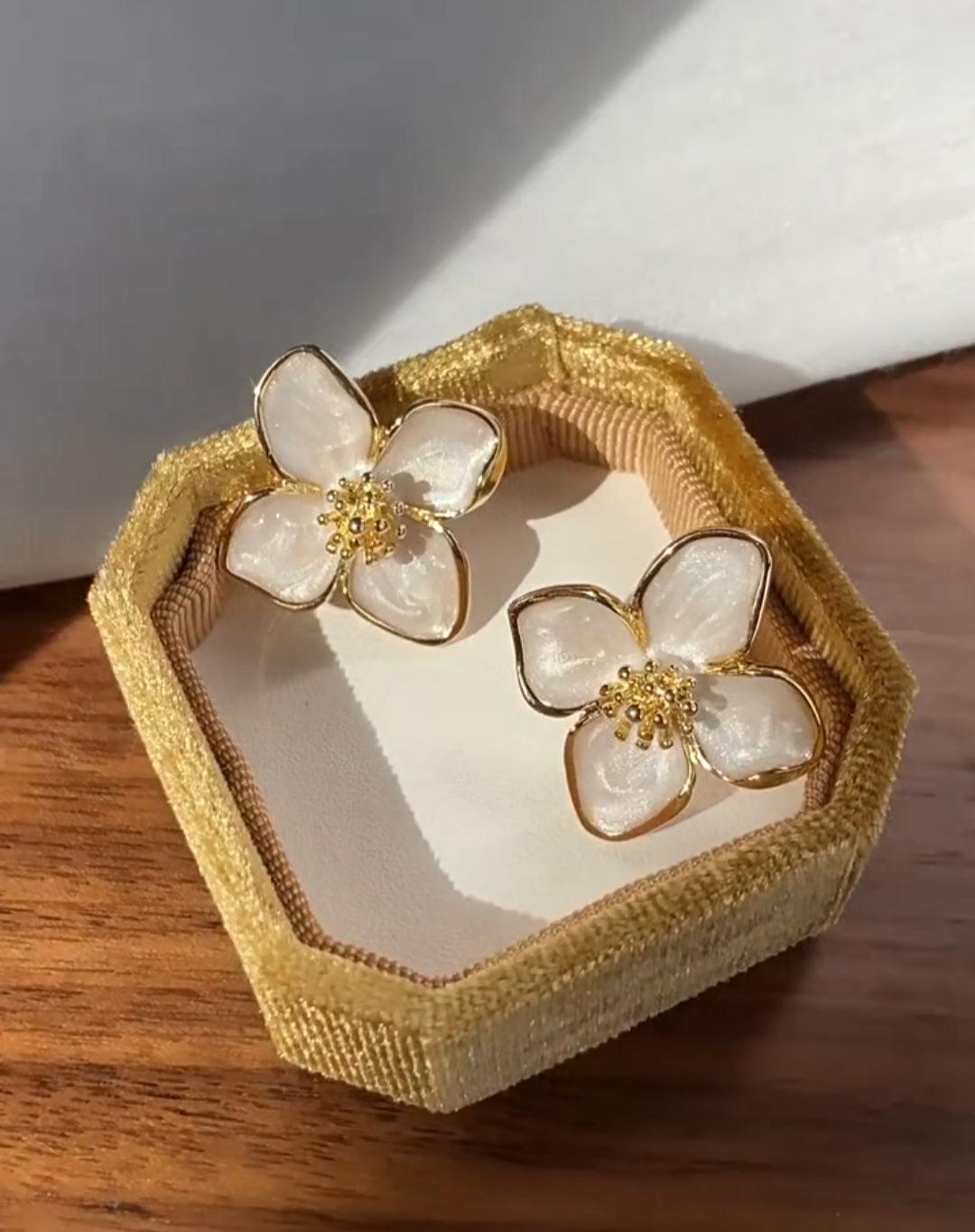 White Flower Stud Earrings - Berry Pop Co