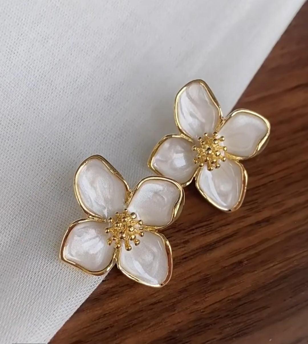 White Flower Stud Earrings - Berry Pop Co